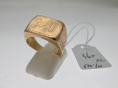 une bague en or sur laquelle est accrochée une petite étiquette