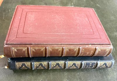 deux livres empilés sur une table