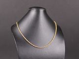 un collier à chaîne en or sur un présentoir à mannequin