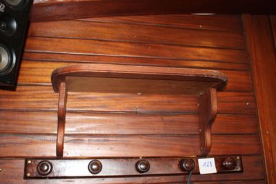 une étagère en bois sur laquelle sont posées des enceintes