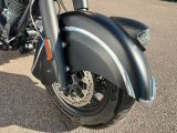 un gros plan d'une moto garée sur un parking