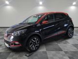 une voiture noire et rouge garée sur un sol à damier