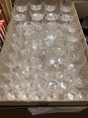 une boîte remplie de verres à vin vides posée sur une table