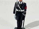 une figurine représentant un homme en uniforme