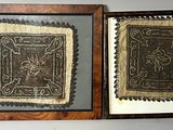 deux tableaux encadrés sur le mur d'une pièce
