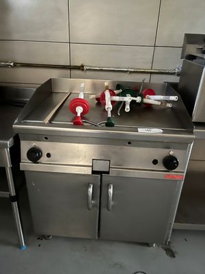 une cuisine équipée d'une cuisinière, d'un évier et d'un four grille-pain