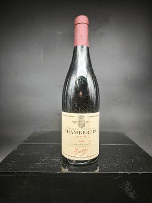 la bouteille de vin est posée sur une boîte noire