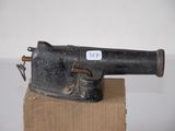 un petit objet noir posé sur une boîte en carton