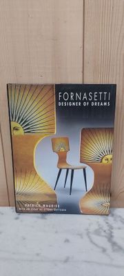 une photo d'un livre posé sur une table, à côté d'une chaise