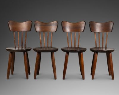 trois chaises en bois disposées côte à côte sur une surface grise
