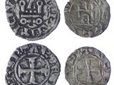trois pièces d'argent sur lesquelles figurent une croix et une couronne