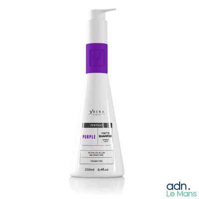 un flacon de shampoing violet posé sur une surface blanche, muni d'un bouchon violet