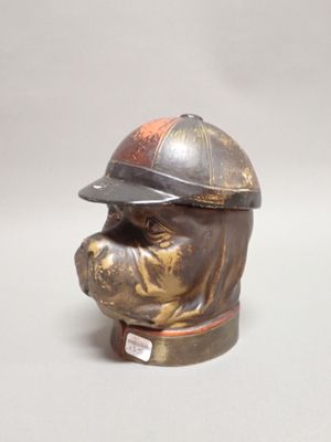 une statue représentant un chien coiffé d'un casque de pompier