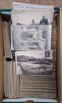 une boîte contenant de nombreuses vieilles photos
