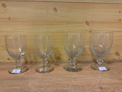 trois verres à vin vides sont alignés sur une étagère en bois
