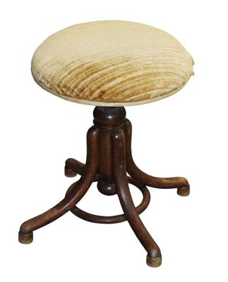 un tabouret rembourré avec des pieds en bois et une assise rembourrée de couleur beige