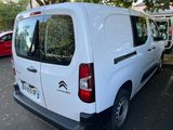 une camionnette blanche garée sur le côté de la rue