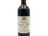 une photo d'une bouteille de vin rouge sur fond blanc
