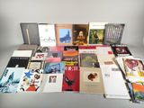 beaucoup de livres sur la table