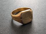 une image représentant une bague-sceau en or sur laquelle figure un chiffre romain