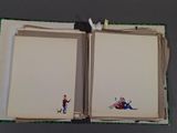 un livre ouvert avec la photo d'un homme et d'une femme
