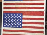 un vieux drapeau américain accroché au mur d'une pièce