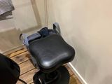 une chaise qui se trouve dans le coin d'une pièce