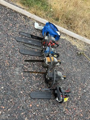 plusieurs skis sont alignés sur le bord de la route
