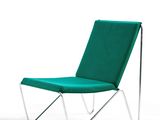 une image représentant une chaise verte avec une structure métallique sur fond blanc