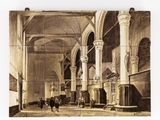 une vieille photo d'un bâtiment avec des colonnes et des arcades