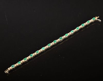 un gros plan d'un bracelet vert et blanc posé sur une surface noire