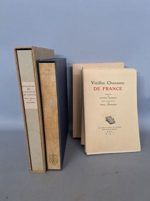 deux livres posés l'un à côté de l'autre sur une table