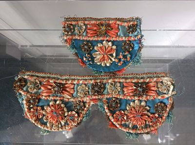 AU BON MARCHE PARIS Deux éléments de passementerie