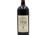 bouteille de vin rouge avec bouchon rouge sur fond blanc
