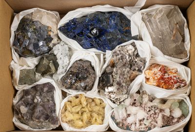 une boîte remplie de différentes sortes de roches et de minéraux