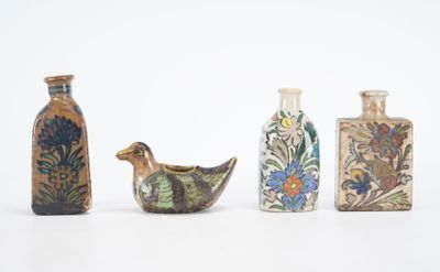 quatre vases différents posés les uns à côté des autres sur une surface blanche