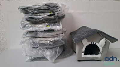 une petite niche pour chien et une maison pour chat posées sur une table