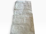 un morceau de papier plié posé sur une table