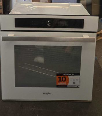 un four blanc exposé dans un magasin