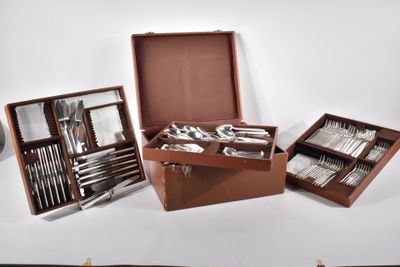 une boîte marron contenant des couverts, posée sur une table