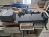 une photo d'un bureau sur lequel se trouvent une imprimante et une calculatrice