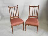 deux chaises en bois avec un revêtement rouge, un revêtement rouge, un revêtement rouge, un revêtement rouge, un revêtement rouge, un revêtement rouge, un revêtement rouge, un revêtement rouge, un revêtement rouge