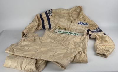 une petite veste et des mitaines posées sur une table blanche