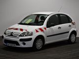 la photo d'une petite voiture blanche garée dans un garage