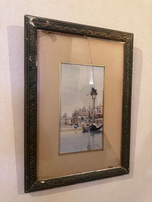 une photo d'une photo accrochée au mur