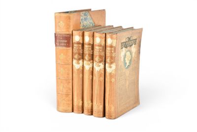trois livres sont empilés sur une surface blanche
