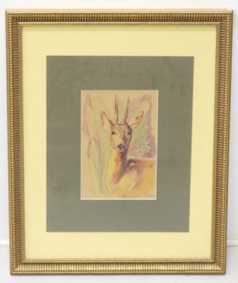 tableau représentant un cerf, dans un cadre doré, accroché à un mur blanc