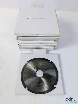 une pile de CD posée sur une boîte blanche