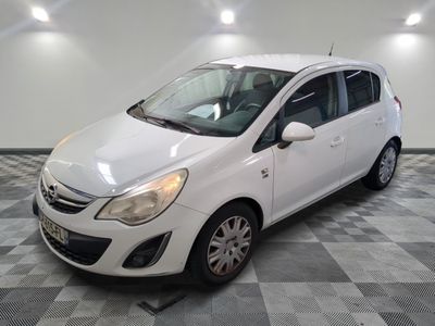 la petite voiture blanche est garée dans le garage sur un sol en damier