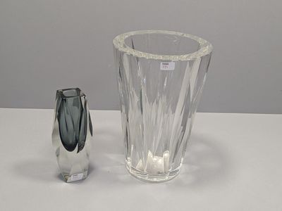 un vase en verre et un petit vase en verre posés sur une table